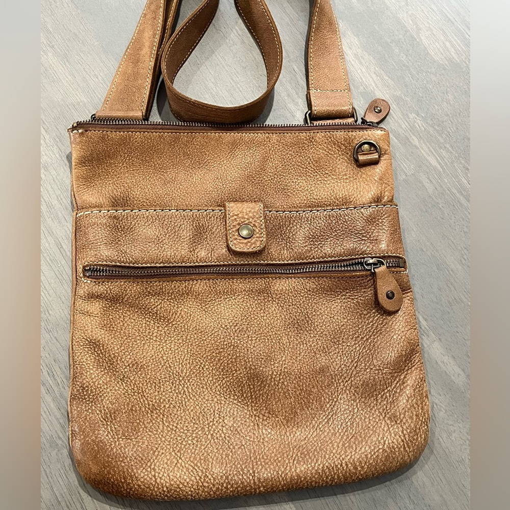 ROOTS LEATHER CROSSBODY - 10/10 CONDITION